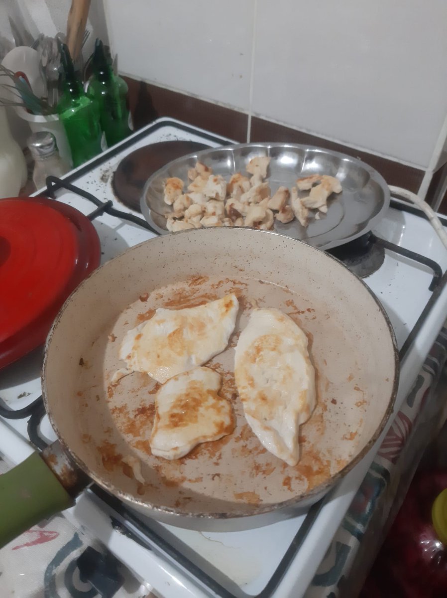 Kızlar saatlerce yemekle uğraşıp yağlayıp tuzlayıp yüksek karoli li yiyecekler  yapacağınıza;
10 dk da yapılan 200gr yağsız et kızartın
5 dk da da 50gr lapa  pilav
3 dk da sodyumsuz salata
yanına da bi Beypazarı soda
18 dk da adamı kul kölen yaparsın fdgffg