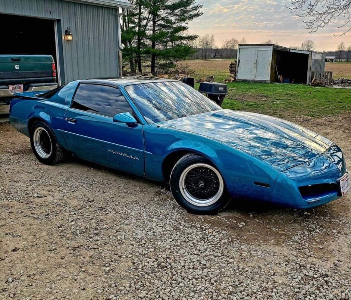 ForeverPontiac's tweet photo. #Garage Grab Thursday! This is brandyv73's 1992 #Formula

For more info on this #Pontiac or to create your own online garage to showcase yours, go to: https://t.co/cpkNjQGKd7

#foreverpontiac #pontiaconly #Pontiacfirebird #firebirdformula #firebird #classiccars #cars #garagegrab https://t.co/DREkt9tArD