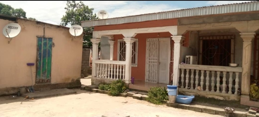 ImmoPonton's tweet photo. Pareclle a vendre #PointeNoire
superficie 500m2
Au quartier mpaka vers le marché avec une maison de 2 chambres salon cuisine douche toilette +1 chambre salon cuisine douche toilette +1 chambre salon simple + 2 studios
Revenu mensuel 160000 CFA
Le prix  22millons CFA
☎️ 057199398 https://t.co/6BK5PbiW6d
