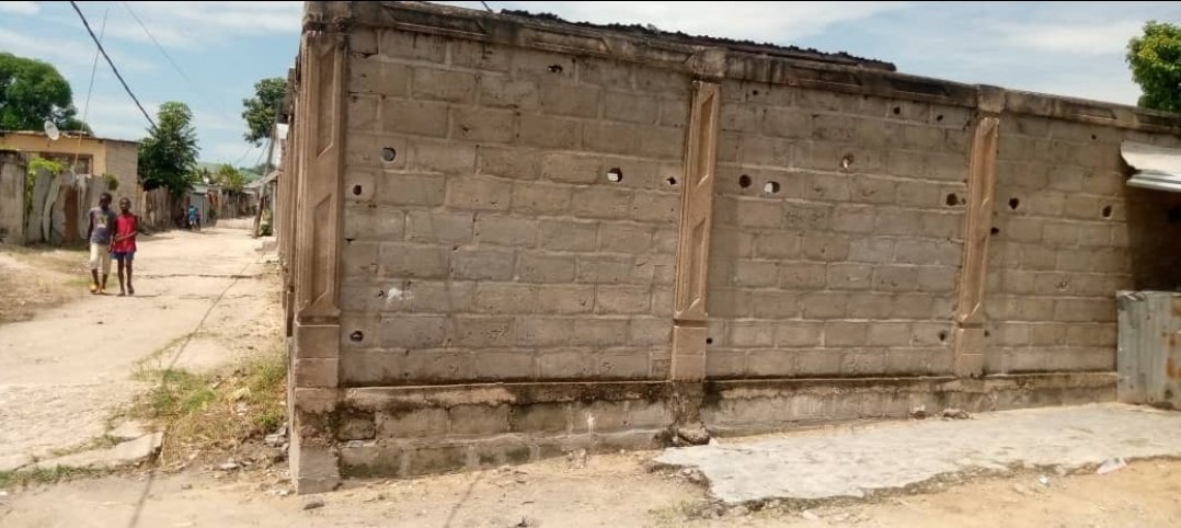 ImmoPonton's tweet photo. Pareclle a vendre #PointeNoire
superficie 500m2
Au quartier mpaka vers le marché avec une maison de 2 chambres salon cuisine douche toilette +1 chambre salon cuisine douche toilette +1 chambre salon simple + 2 studios
Revenu mensuel 160000 CFA
Le prix  22millons CFA
☎️ 057199398 https://t.co/6BK5PbiW6d