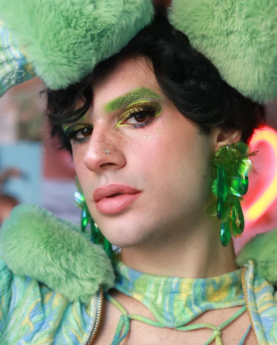 KimchiChic's tweet photo. Give your bold lewks a touch of Candy Girl Freckles to add some softness like @ricardomfv 💚 We're obsessed with this festive lewk! 🤩
Shop this faux freckle pen: https://t.co/dwYPP64ozn
#fauxfreckle #frecklepen #Kimchichicbeauty #greenmakeup https://t.co/Py2s2rxKU7