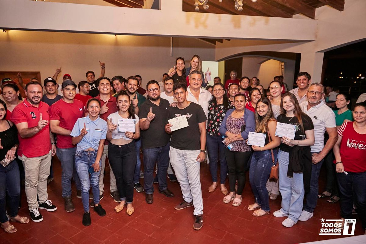RodrigoRiosPY's tweet photo. Participamos de un cálido encuentro con jóvenes que apuestan por el desarrollo a favor de Minga Guazú y de todo el Alto Paraná.

Hicimos entregas de becas de estudios universitarios, donados por el candidato a Diputado @tikigonzalezv, a quien agradecemos el apoyo constante. https://t.co/Qv8Z5Oikmn