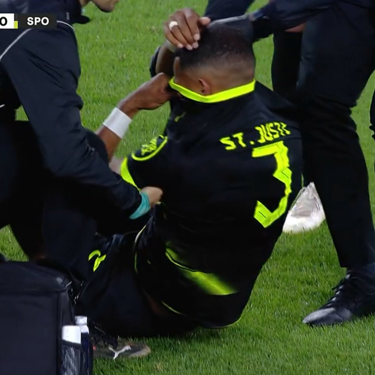 B24PT's tweet photo. St. Juste saiu lesionado e em lágrimas 💔 https://t.co/U5EiDOaG9e