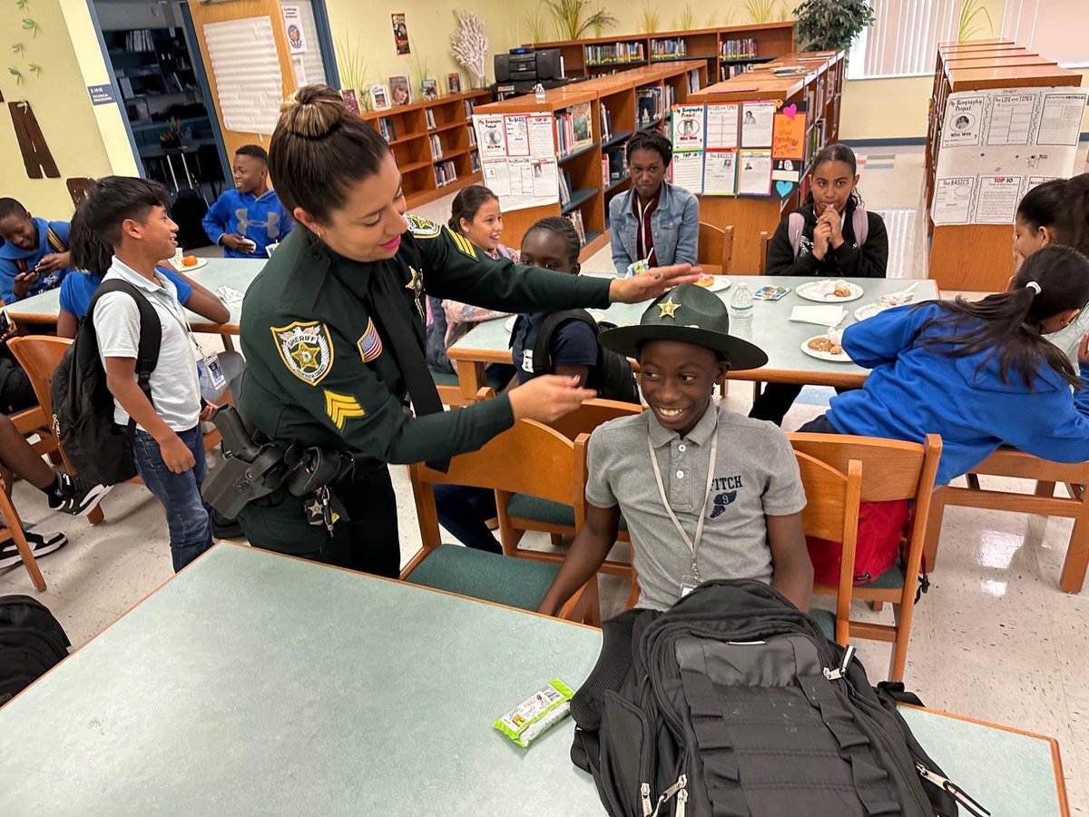 PBSOEE's tweet photo. Estamos muy orgullosos de la Sargento Lizcano por compartir su historia con los estudiantes de ESOL de la escuela Middle de Lantana. Como inmigrante, es un testimonio de que con determinación todo es posible. #PBSOproud https://t.co/TMASY9xUWS