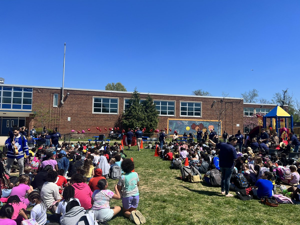 PlaceTos's tweet photo. Congratulations to Principal Bongiovanni and the Curtis Bay school community @BayCbes for being selected as a Heart of the Schools winner for SY22-23! #clnlive5 #w❤️&amp;kindness https://t.co/GICS2RWIDb