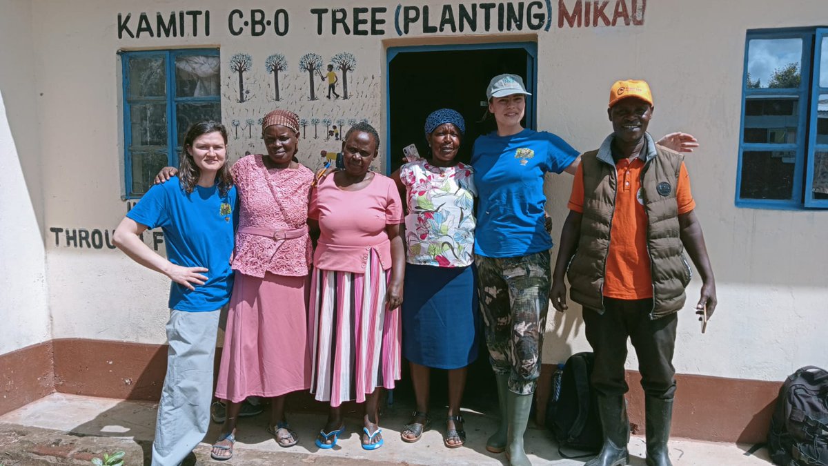 Group foto of the Kamiti cbo board, projectleader Dickson and  volunteers Julia and Marijke 💚🌎 africawoodgrow.org