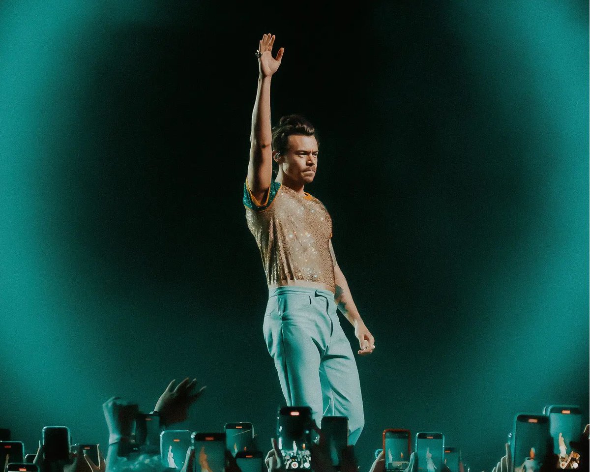 HLDTour's tweet photo. Harry Styles, live from Philippine Arena.
#LoveOnTourManila
14.3.23

📸: charlesvillaruz https://t.co/2ksRslkV7Z