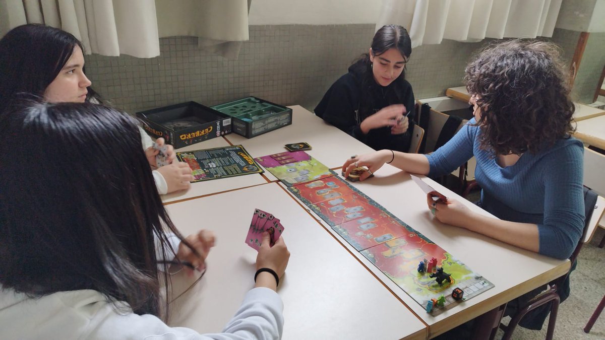 LaSalleLaSeu's tweet photo. L'alumnat de Cultura Clàssica de 3r d'ESO aprèn continguts sobre el món de l'inframón amb el joc "Cerbero" de @Tranjisgames #ABJ #ProjecteJoc https://t.co/Wk6FCLnSwZ