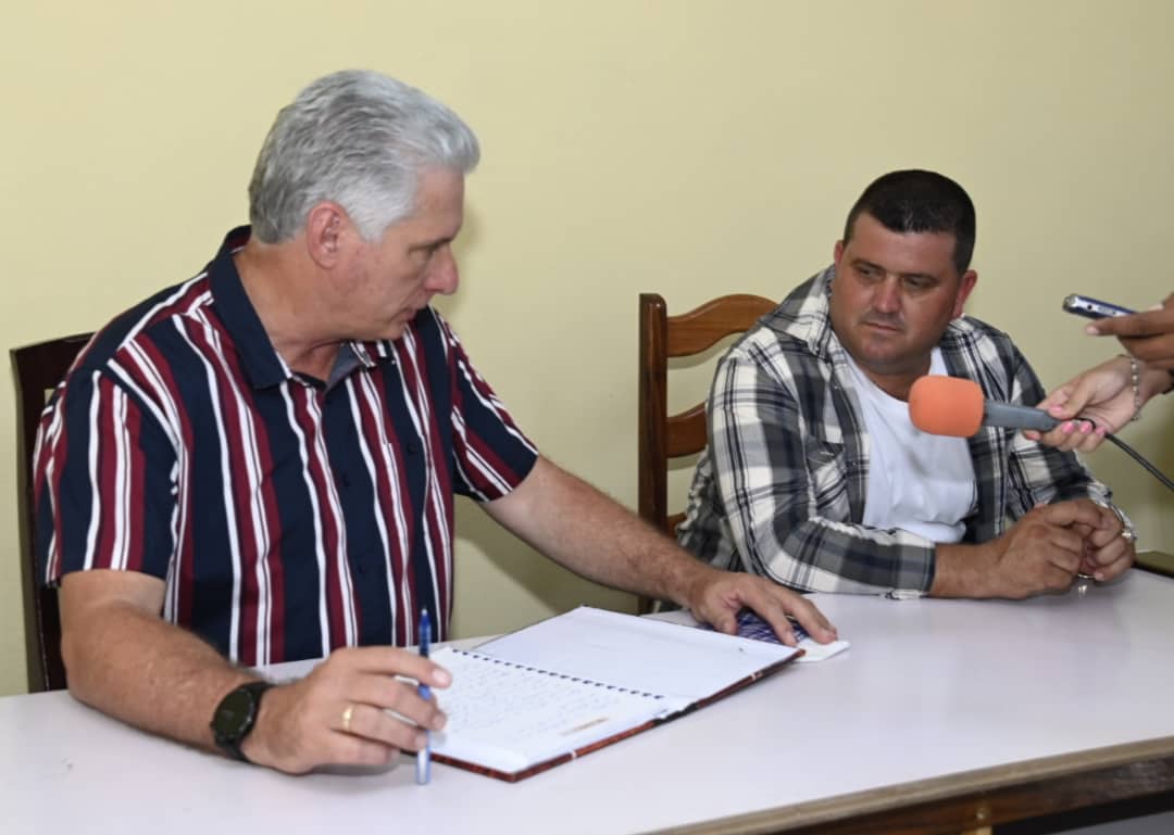 Presidencia Cuba 🇨🇺 (@presidenciacuba) on Twitter photo ✍| Aquí está la experiencia, la luz, el ejemplo y el camino que debemos recorrer y multiplicar con creces, consideró el presidente en un mensaje que dejó escrito a los trabajadores de La Muralla, próspera finca ubicada a unos 6 kilómetros de la ciudad de Cienfuegos. ✍| Aquí está la experiencia, la luz, el ejemplo y el camino que debemos recorrer y multiplicar con creces, consideró el presidente en un mensaje que dejó escrito a los trabajadores de La Muralla, próspera finca ubicada a unos 6 kilómetros de la ciudad de Cienfuegos.