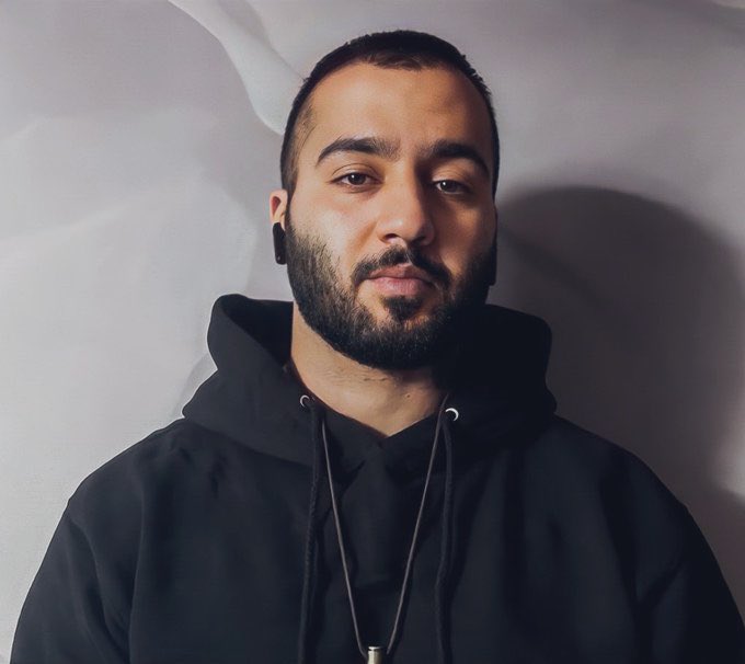 طوفان توییتری امشب برای هنرمند باشرافتی که یک تنه صدای آزادی هشتاد میلیون نفر بود ولی حالا ۱۶۶ اُمین روز انفرادی خود را با پای شکسته می‌گذراند.
ما خواهان آزادی بی قید و شرط پسر ایران هستیم.
#توماج_صالحی 
#FreeToomaj