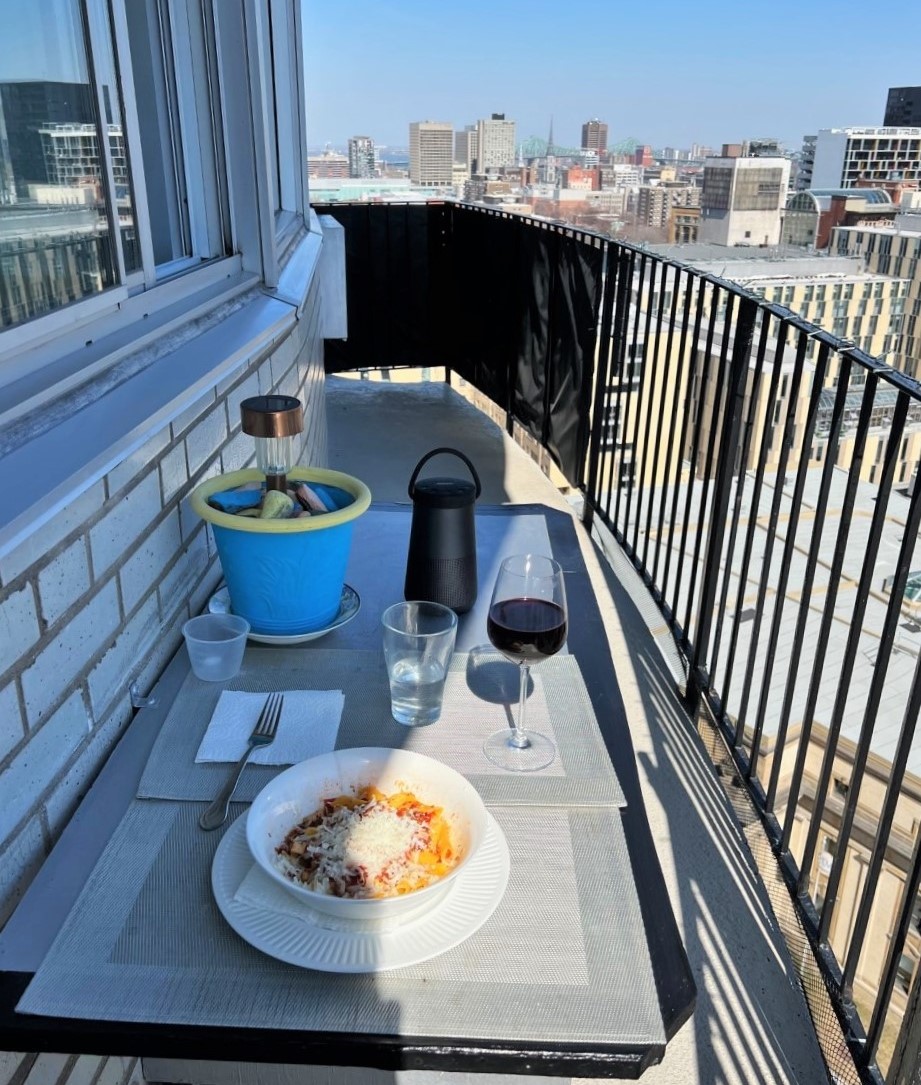 Je vais pisser jaune. Sous un ciel bleu de 26 Celsius à Montréal. 
Première bière #Glutenberg sur ma terrasse en ce 13 avril 2023. 

Une bière sans gluten parce que je suis poigné avec la maladie cœliaque. 

Premier repas dehors, aussi. Avec des pâtes et quelques gouttes de vino.