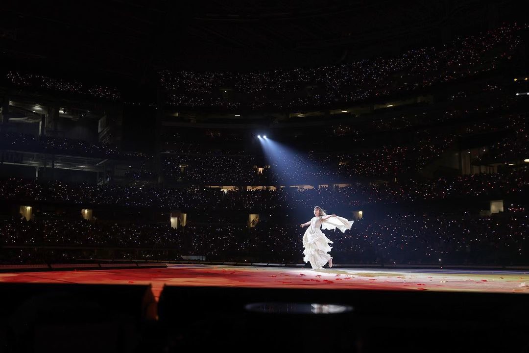 taylornation13's tweet image. We’re back… beneath the sun in Florida for 3 nights of shows! If you’re living for the hope of it all at #TampaTSTheErasTour this weekend, comment 🧂💨 and remember to tag us in your show content with our hashtags! #TSTheErasTour tstheerastour.taylorswift.com

📸: Omar Vega / Getty…