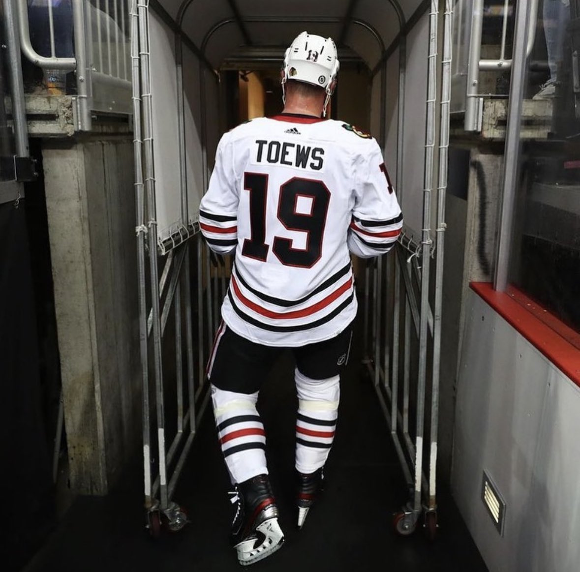 A Toast to Toews 🥂
Tonight is Jonathan Toews last night as a @nhlblackhawks. 🥺 We will be serving up one-topping 16” pizzas for $19 tonight, in his honor. Let’s all raise a glass to Toews! 🍺