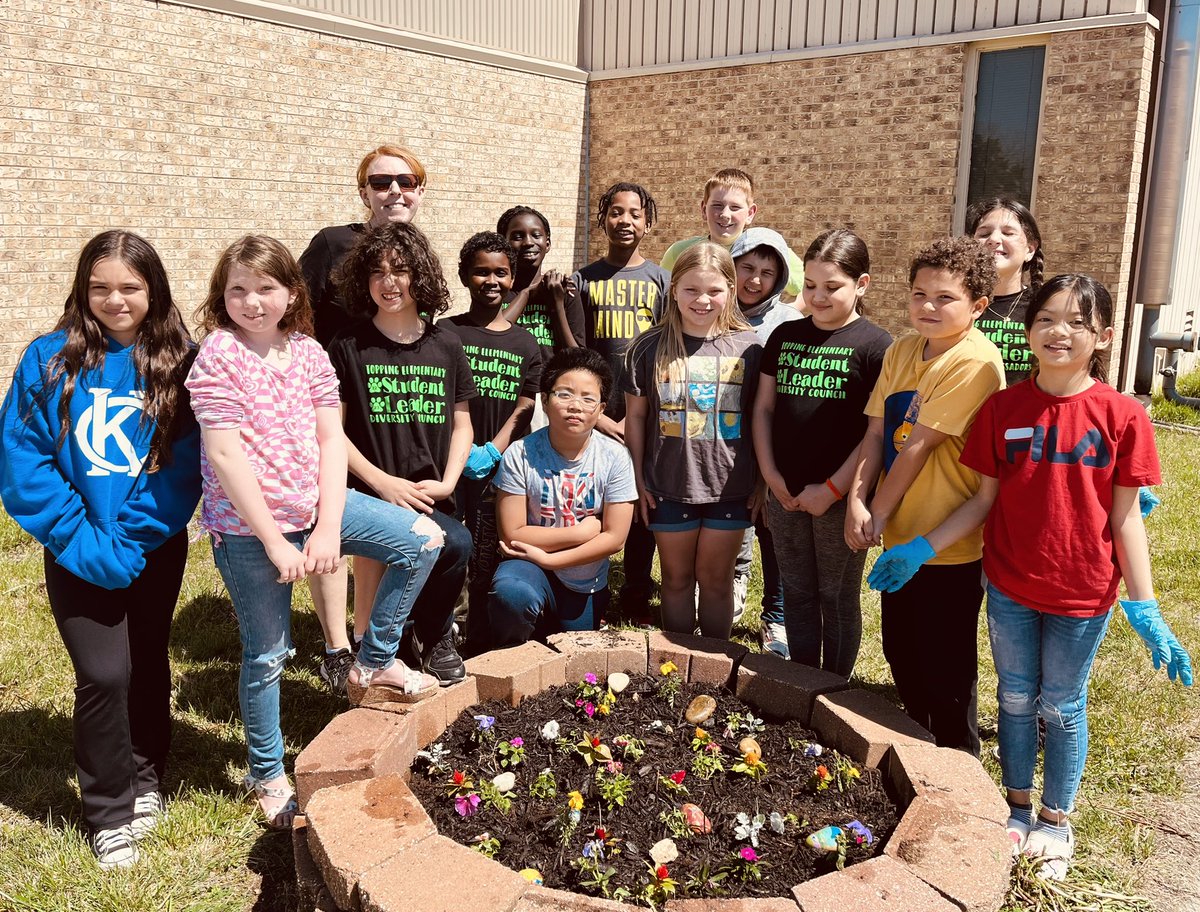 awardNKC's tweet photo. Topping Diversity Council helped beautify our school today by picking up trash and planting flowers! 🌸☀️🌸@ToppingBulldogs @NKCSchools https://t.co/FmvxMejc6F