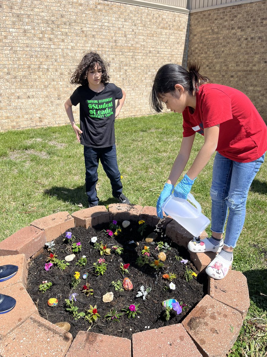 Topping Diversity Council helped beautify our school today by picking up trash and planting flowers! 🌸☀️🌸<a href="/ToppingBulldogs/">Topping Elementary</a> <a href="/NKCSchools/">NKC Schools</a>