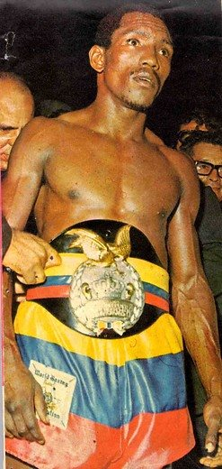 OrlandoDeavilaP's tweet photo. En 1974, Antonio Cervantes Kid Pambelé, ya convertido en campeón mundial, se subió al cuadrilatero con una pantaloneta con la bandera de Colombia. Algunos periodistas e intelectuales blancos del interior y de Cartagena se indignaron. Uno de estos dijó en las páginas de El Tiempo: https://t.co/XCt5baepoY