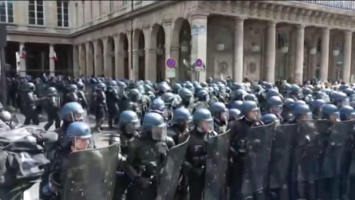 info_Paris_IDF's tweet photo. 🔴 FLASH - #Retraites : Le préfet de police de #Paris a pris un arrêté pour interdire dès ce jeudi à 18h toute manifestation aux abords du Conseil constitutionnel.
👉 L'interdiction sera #valable jusqu'à samedi 8h. (BFM) #ReformeRetraites https://t.co/Wdpu5bfYcu