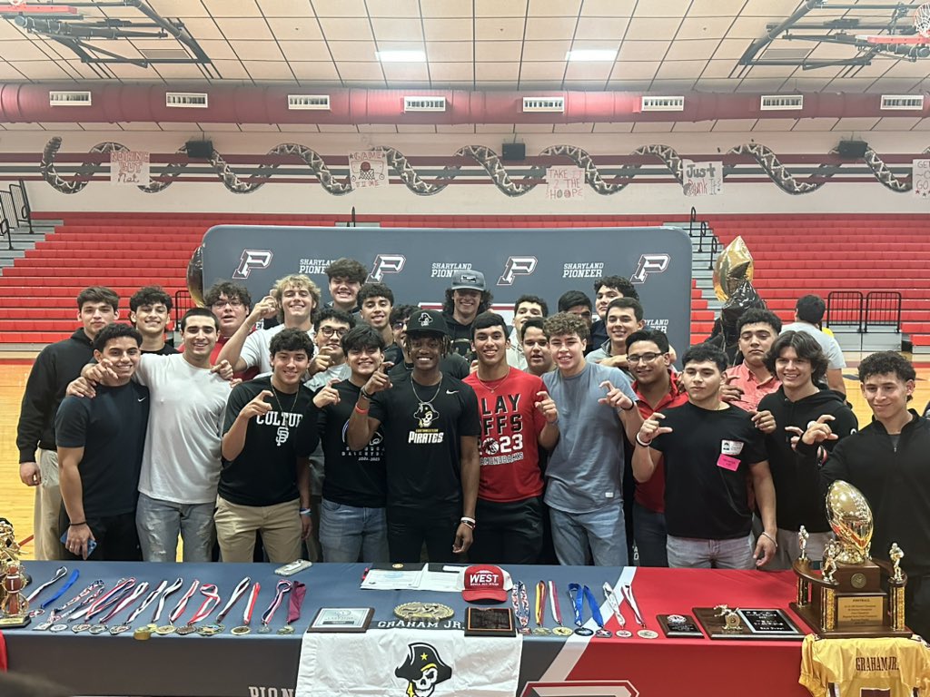 DBack_Football's tweet photo. Big congrats to @DbackFootball’s @jgrahamjr2 on his signing w/ Southwestern University to play 🏈! #AllGasNoBrakes #DBackNation #RGVFootball https://t.co/XJJIqXNQi6