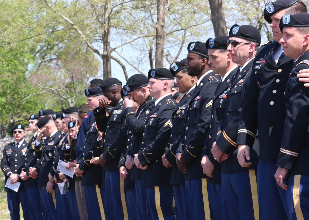 101stAASLTDIV's tweet photo. #9eagles 

Photos from a posthumous award and promotion ceremony held on 13 April 2023 in Clarksville, TN. 

Nine Soldiers were posthumously awarded the Meritorious Service Medal. Three Soldiers were posthumously promoted. https://t.co/nyO9glsqBQ