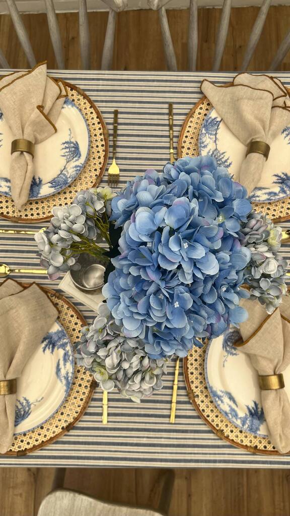 Shades of blue on a casual Thursday 💙💙
•
•
•
#homewares #tabletop #tabledecor #homedecor #5conejos #placemats  #ceramica #hilos #materialesartesanales #decoracion #decoration #thegreatindoors #clothnapkins #ringnapkins #textiledesigne #textilesfo… instagr.am/reel/Cq_PFemp0…