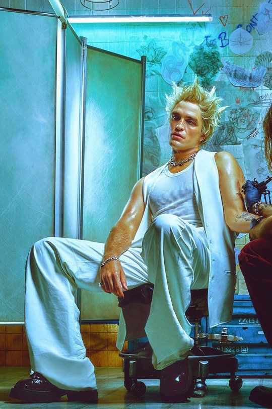 notgwendalupe's tweet photo. robert pattinson for GQ https://t.co/InlqpkGVGn