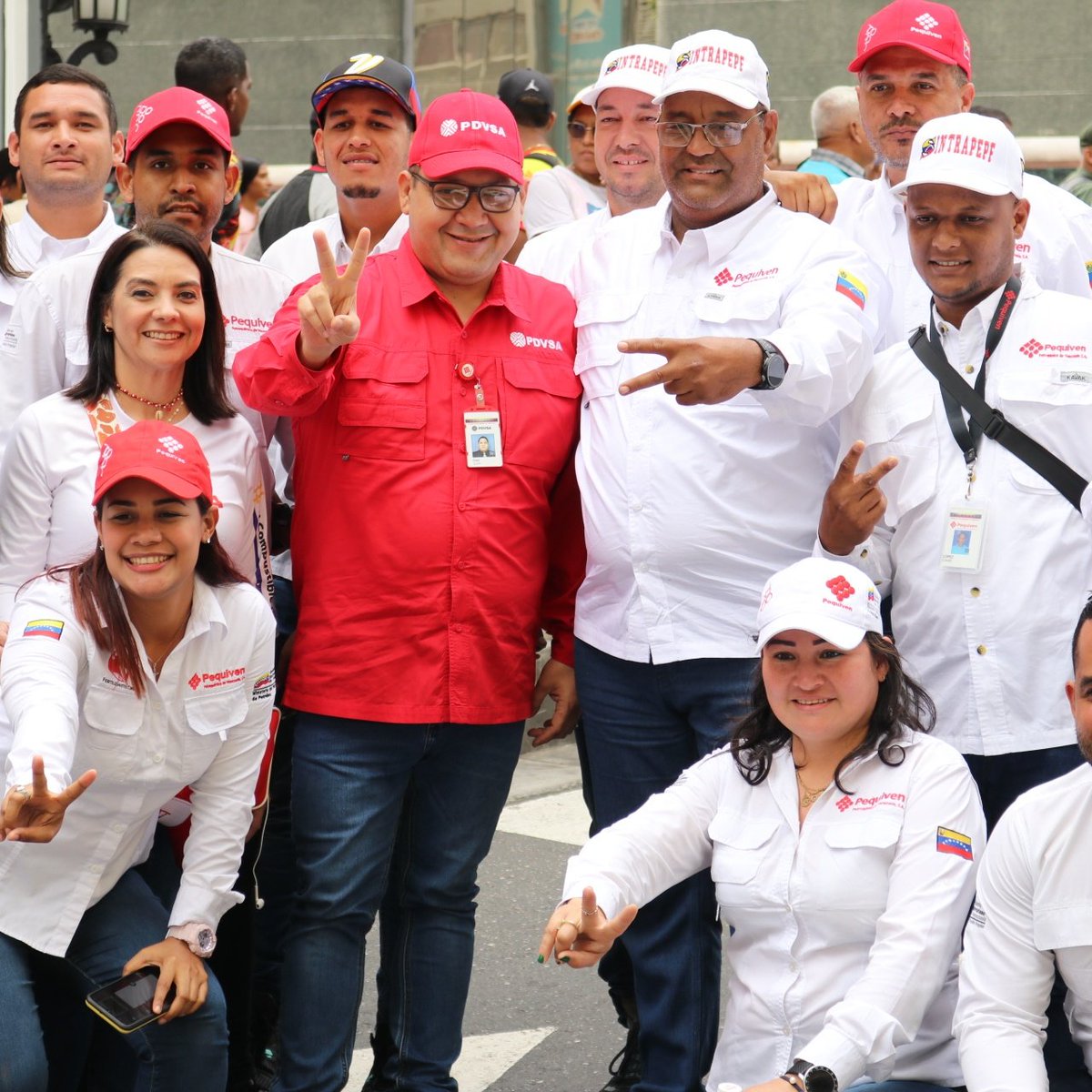 pequivenjose's tweet photo. La clase trabajadora petroquímica del oriente del país dice presente en la gran movilización nacional, en conmemoración del abril victorioso, que reafirmó el proceso revolucionario que hoy sigue a pasos agigantados.

#RebeliónCívicoMilitar
@TellecheaRuiz 
@delcyrodriguezv https://t.co/MQbVbaQ1kf
