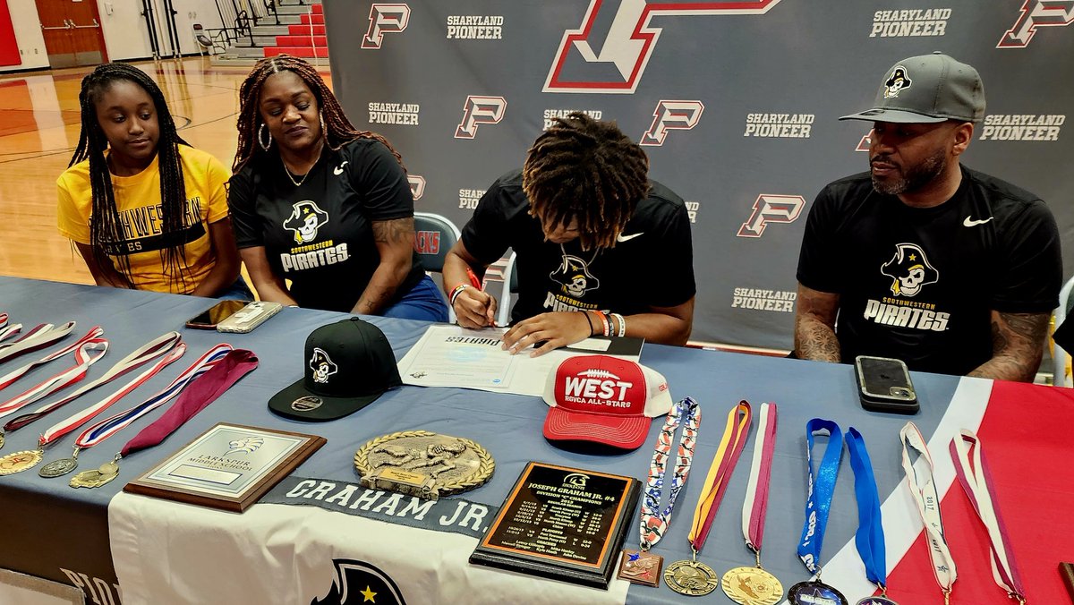 sphsdbacknation's tweet photo. Congratulations to our Diamondback, Joseph A. Graham, as he signed his Letter of Intent to play football at Southwestern University. We are so proud of you! #DiamondbackStrong @SISDmedia @sharylandath @rgvsports @KRGVSports https://t.co/FJwe29NDe9