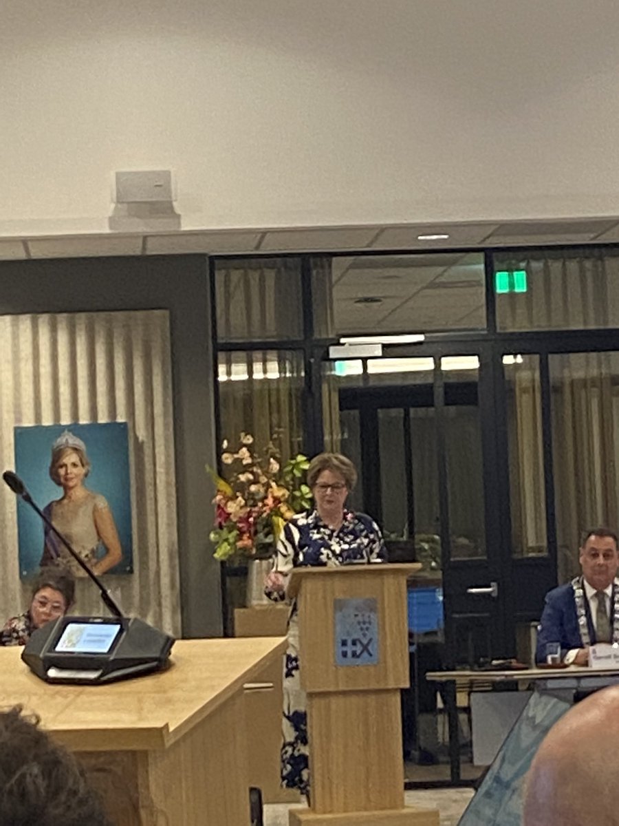 Mooi hoe <a href="/MarleenTreep/">Marleen Treep</a> daar staat in m’n oude vertrouwde gemeente. De politieke sfeer is om te snijden, maar Marleen gaat ervoor! Dapper en vol energie. Succes in het mooie <a href="/Gem_Leusden/">Gemeente Leusden</a> <a href="/GemeenteraadLe2/">Gemeenteraad_Leusden</a>