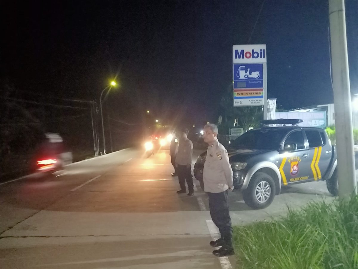 polsek_ciruas's tweet photo. Tim Patroli KRYD Polsek Ciruas dilaksanakan setiap malam, 14/04/2023 dini hari menyasar Lokasi ATM dan rawan tawuran atau kriminalitas lainnya, Tim juga mendatangi warga yg berkumpul #polri #polisi #polripresisi #patroli #ramadhan2023 #RamadhanDay22 #serang #banten #ciruas https://t.co/QEoMoVjkbm