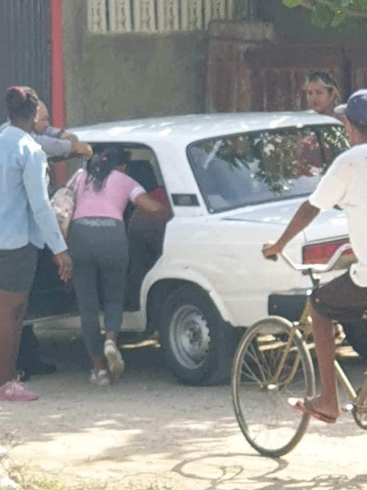 Marcel_305's tweet photo. Yo quiero ver hasta donde llega la falta de empatía del cubano, yo quiero ver si estos crímenes no les mueve la fibra a muchos que andan callados y haciéndose los ciegos: 
Ella es Marisol Peña Cobas, activista por los derechos humanos en Cuba, esa bella niña es su hija Katherin, quien tiene 7 años. Marisol está sufriendo una represión brutal porque pide a toda voz la libertad de Cuba y sabemos que eso en dictadura está prohibido, ya que el sistema comunista no permite que nadie se oponga al mismo. Esta vez el régimen llegó muy lejos, Marisol y su niña fueron detenidas por la seguridad del estado, las llevaron para una prisión de menores en Camagüey y sometieron a la menor a un interrogatorio. Esto es un abuso, una aberración, la seguridad del estado literalmente torturó psicológicamente a Katherin, le hicieron muchas preguntas y una de ellas fue si conocía a Díaz Canel. Marisol está bajo fianza en espera de un juicio, saben cuál es el cargo que le quieren imponer? Actos contrarios al normal desarrollo del niño. La dictadura castro comunista considera que si no enseñas a los niños a amar al comunismo y sus líderes asesinos, pues estas cometiendo un delito, esas mismas fueron las palabras, por eso la están procesando. Dime!!  Vamos a normalizar esto también?! Nos vamos a hacer los ciegos?! Que persona puede apoyar un sistema que comete estos crimines contra niños inocentes?! Katherin no duerme porque en varias ocasiones se han llevado a su madre arrestada delante de ella, cada día despierta asustada pensado que se llevaron presa a su mami. Cual es la retórica de muchos? Que Marisol no quiere a su hija? Que no piensa en ella? Que no es una buena madre? Pues eso es lo que la dictadura ha querido hacernos creer en estos 64 años, pero no! Marisol está haciendo una demostración de amor por su hija, porque no quiere que su niña crezca y viva sin libertad, en la miseria y sin futuro por el resto de sus días. Esa madre prefiere luchar para terminar la pesadilla castrista antes de hacer silencio y ver a su hija sufriendo sin hacer nada. Los que están en duda son los que hacen silencio y no señalan a los que tienen a sus hijos pasando hambre y necesidad, esos que ven a su hijos llorar porque tienen el estómago vacío  y hacen silencio por miedo a las represalias; mientras los dirigentes y sus hijos si tienen toda la comida que quieren, los mismos que luego dicen que la culpa es del “bloqueo”. Con 500 cubanos más como Marisol, en Cuba ya hace mucho tiempo no hubiese dictadura ni comunismo. 
Esto no es un señalamiento a nadie, esto es un mensaje para que entiendan los verdaderos conceptos de patriotismo y amor a la familia.
Hoy es Marisol y Katherin, mañana puedes ser tú y tus hijos.
Compartan, no entiendo como las organizaciones internacionales y gobiernos se hacen los ciegos con toda la evidencia en sus ojos. Abajo la dictadura! Abajo el Comunismo!Todo el que apoye esa basura que no me mire a los ojos jamás en la vida.
#libertadparalospresospoliticosencuba #patriayvida #ProhibidoOlvidar #LibertadParaCuba #LaEsquina #AbajoLaDictadura #abajoelcomunismo #SOSCuba