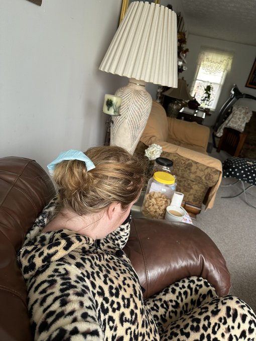 Found a new use for a Covid mask&hellip; a hair bow when you can&rsquo;t find a normal one! https://t.co/Bgg2keC6