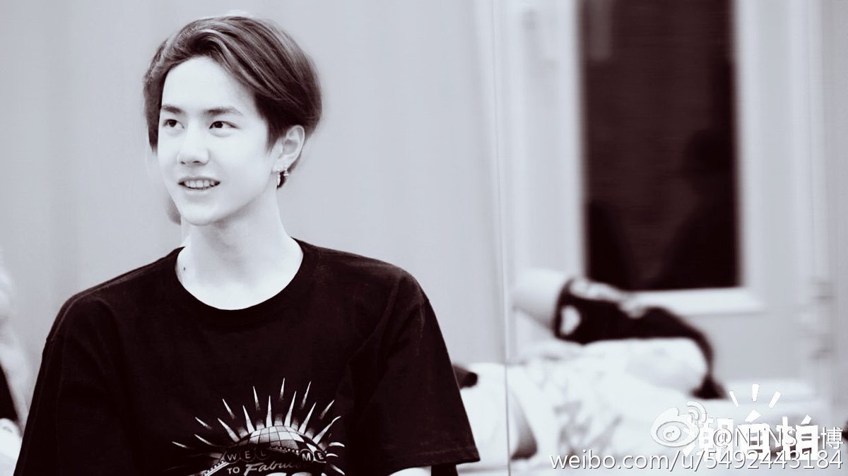 Weibo'da Hayranlar 2015'de Wang Yibo, 1. yıl dönümü hayran buluşması için çalışırken çekilmiş bir fotoğrafını paylaştı. Zaman der susarım 🥺😭💚