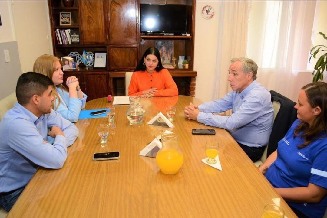 Junto a la intendenta de Santa Rosa, Mendoza, <a href="/MFlorDestefanis/">Flor Destéfanis</a>, firmamos un convenio donde el municipio tendrá acceso al sistema de reservas de pasajes de CNRT, para personas con discapacidad y trasplantadas. 

De esta manera, se brindará una mejor atención a los santarrosinos.