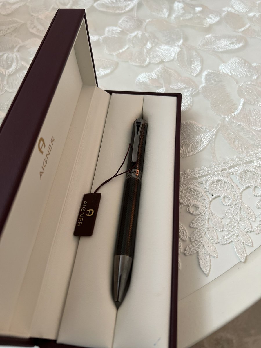 KhaloudStore's tweet image. قلم اجنر راقي 💛🥺.

السعر : ٣٠ ر