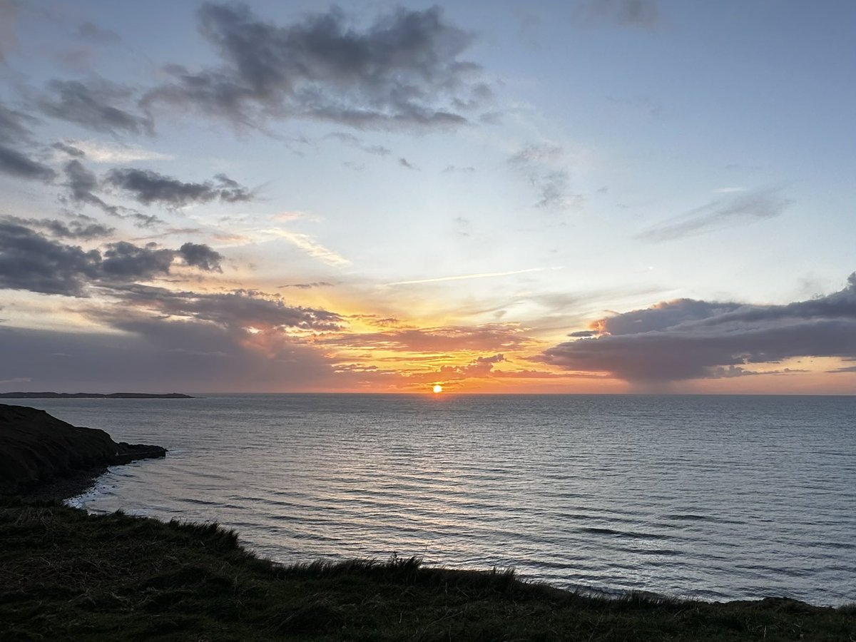 philipcoombs's tweet photo. Beautiful sunset from Natures Point on the Llŷn Peninsula 😍#togethertravel https://t.co/ECLSEf87sW