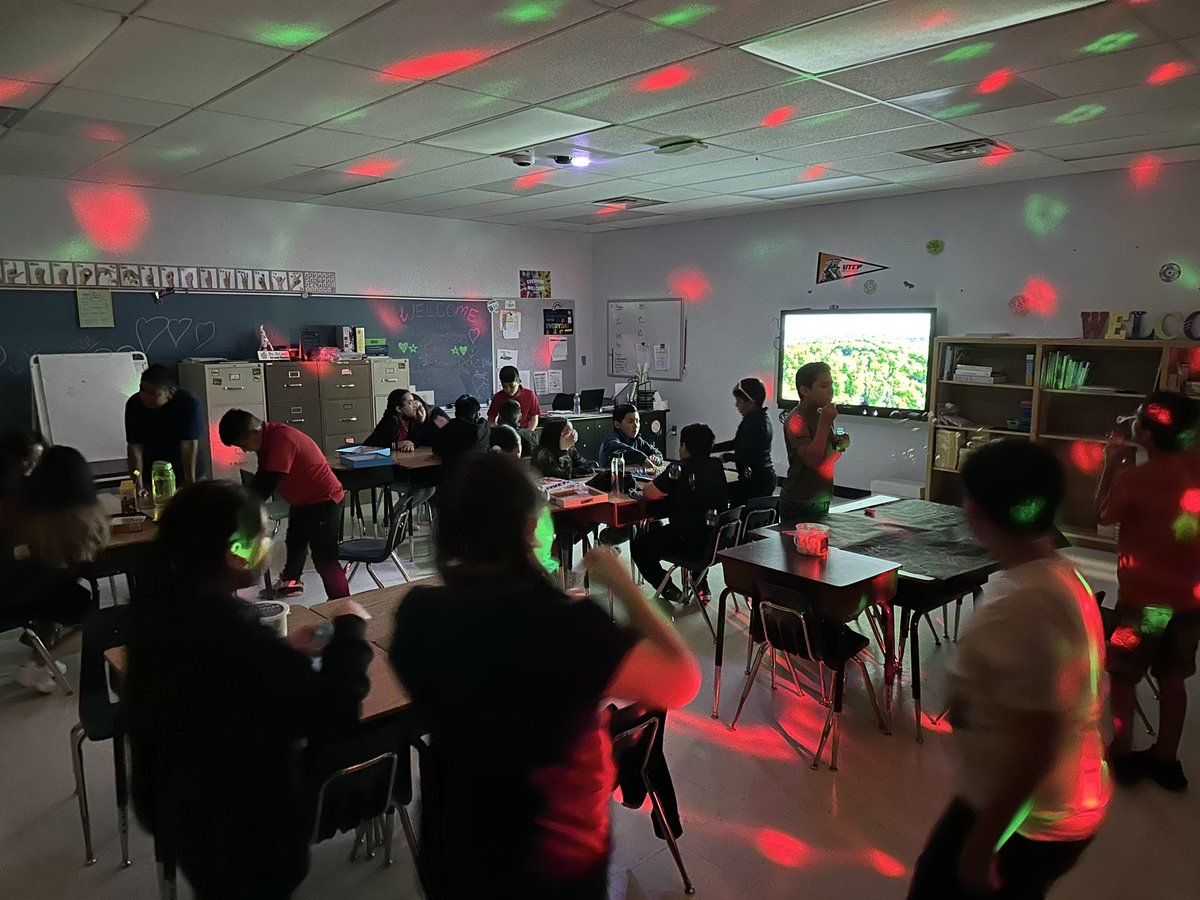 Tammy_Luv1's tweet image. With Staar Week coming up, the kids were overdue for a fun day. Games, bubbles, &amp;amp; lights for Thinking Thursday. @RSEcowboys #Staartest #Funday #ThinkingThursday @CISElPaso