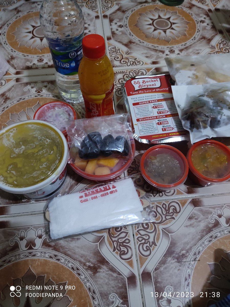 realpandakutty's tweet image. ரெண்டாவது Iftar Box, வாங்கி வீட்டில் எல்லாரும் பகிர்ந்து சாப்பிட்டாச்சு!

#iftarbox #foodiepanda #உணவுகரடி #LatePost