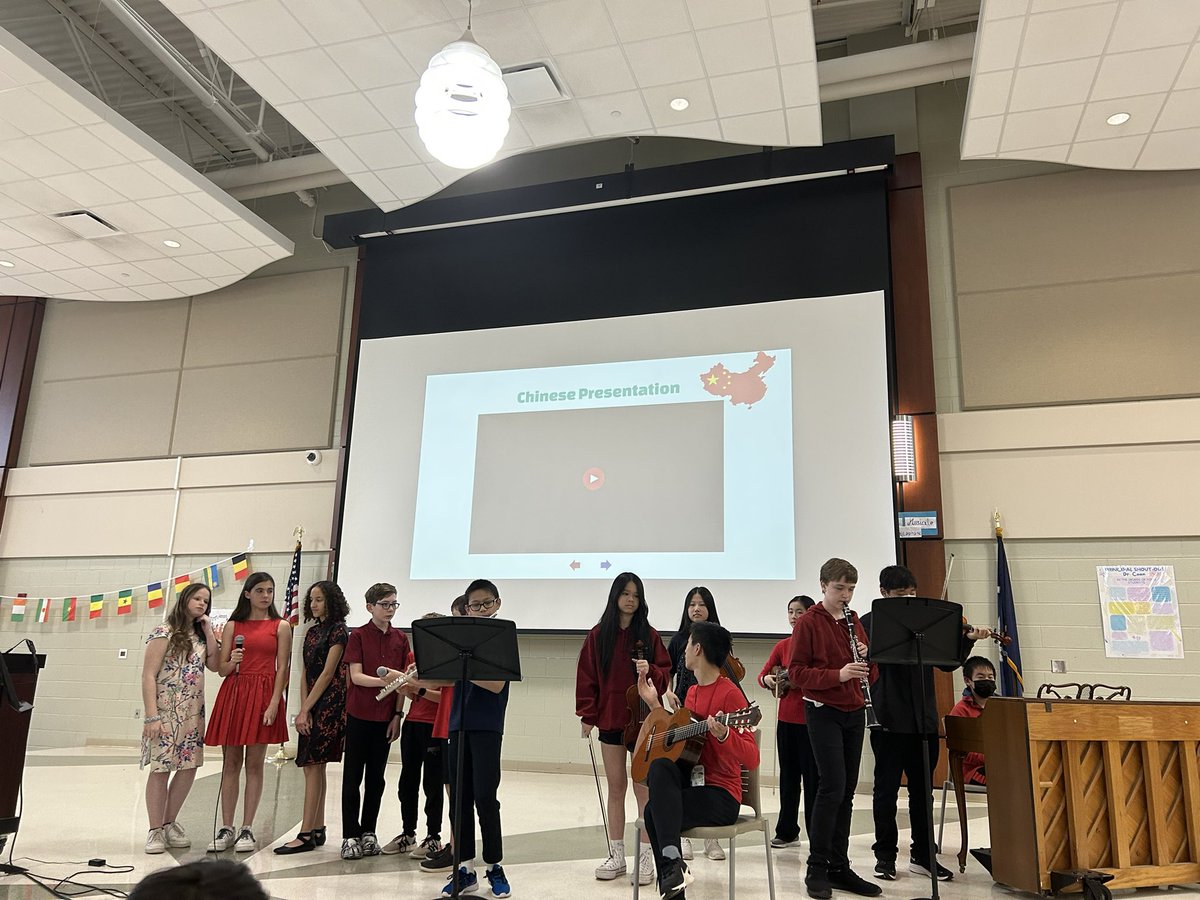JesusRedondo_SC's tweet photo. Amazing display of diversity and culture at the @mgmgators #International Celebration! Teachers, students and staff members collaborating to showcase student high quality work! #culture #diversity #students #school #teachers #highqualitywork @LexingtonOne @LOWLT @ELeducation https://t.co/woe1lAh8jZ