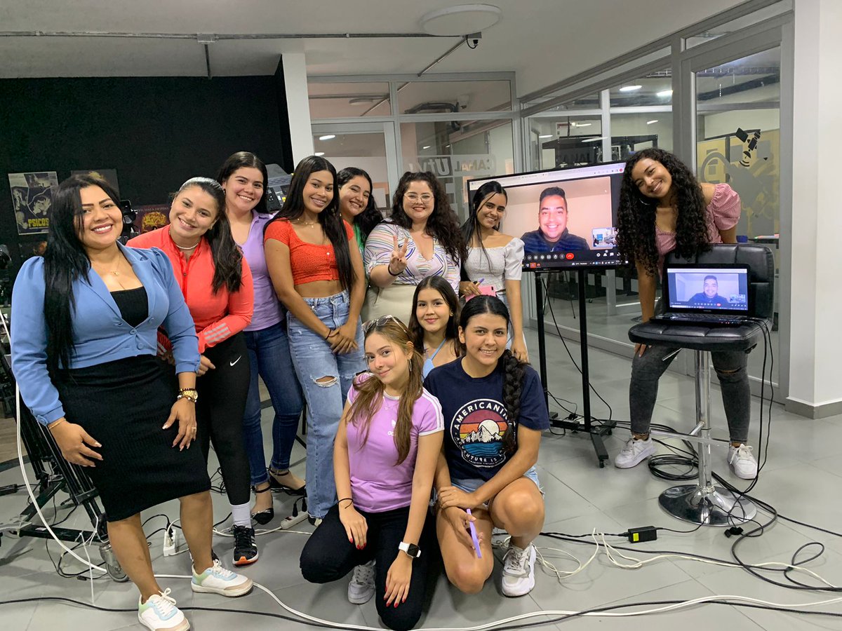 ComSocial_udes's tweet photo. 💙🎙️Las estudiantes de @ComSocial_udes le apuestan al periodismo de inmersión. 🗣️📸

@udes_oficial
@NTN24
@NTN24ve
@CarlosArturoAR
@EgresadosUdes
@UDESInternal
@LaU107radio
@Enf0que_Digital
@MemesUDES

#SoyComunicadorUDES
#PeriodismodeInmersión https://t.co/Lur3Fakfo7