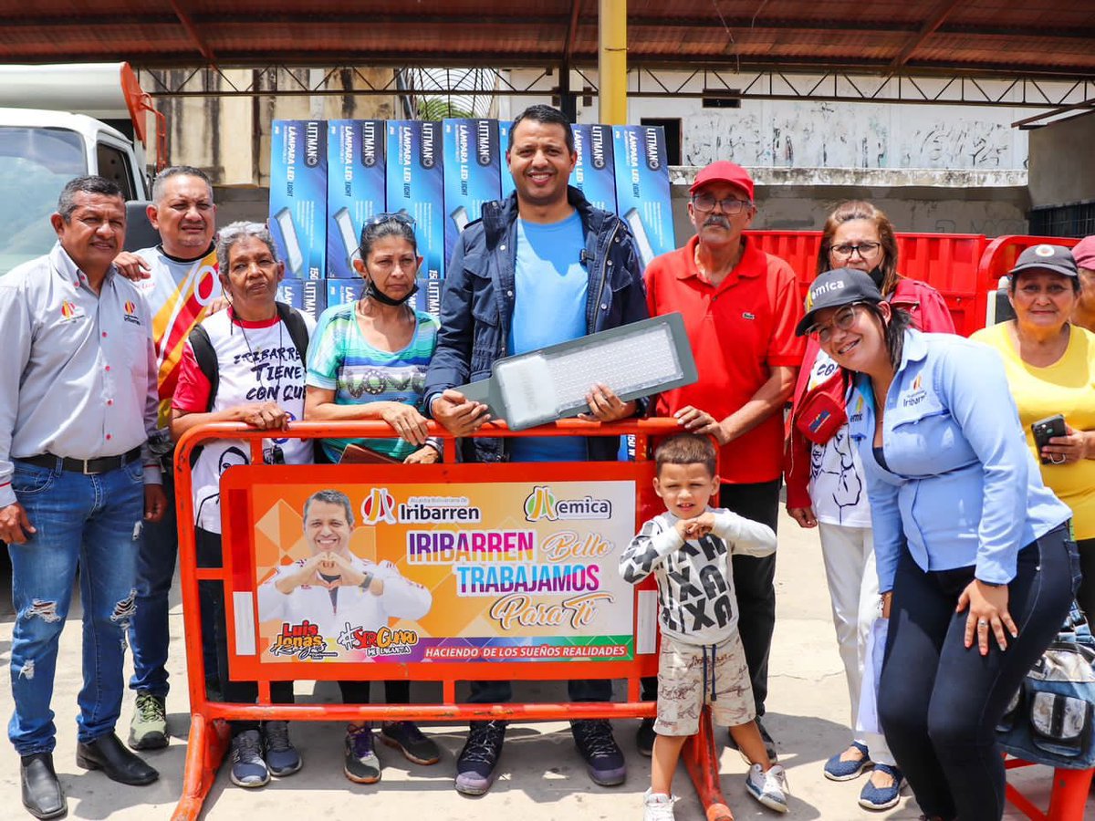 LuisJonasReyes's tweet photo. Nos fuimos a la comunidad de Valle Lindo en la Parroquia El Cuji, hicimos entrega de 150 luminarias para fortalecer nuestro plan “Iribarren Iluminado” en los sectores populares del Municipio. Trabajando sin descanso!! https://t.co/HbVX9HNiJo