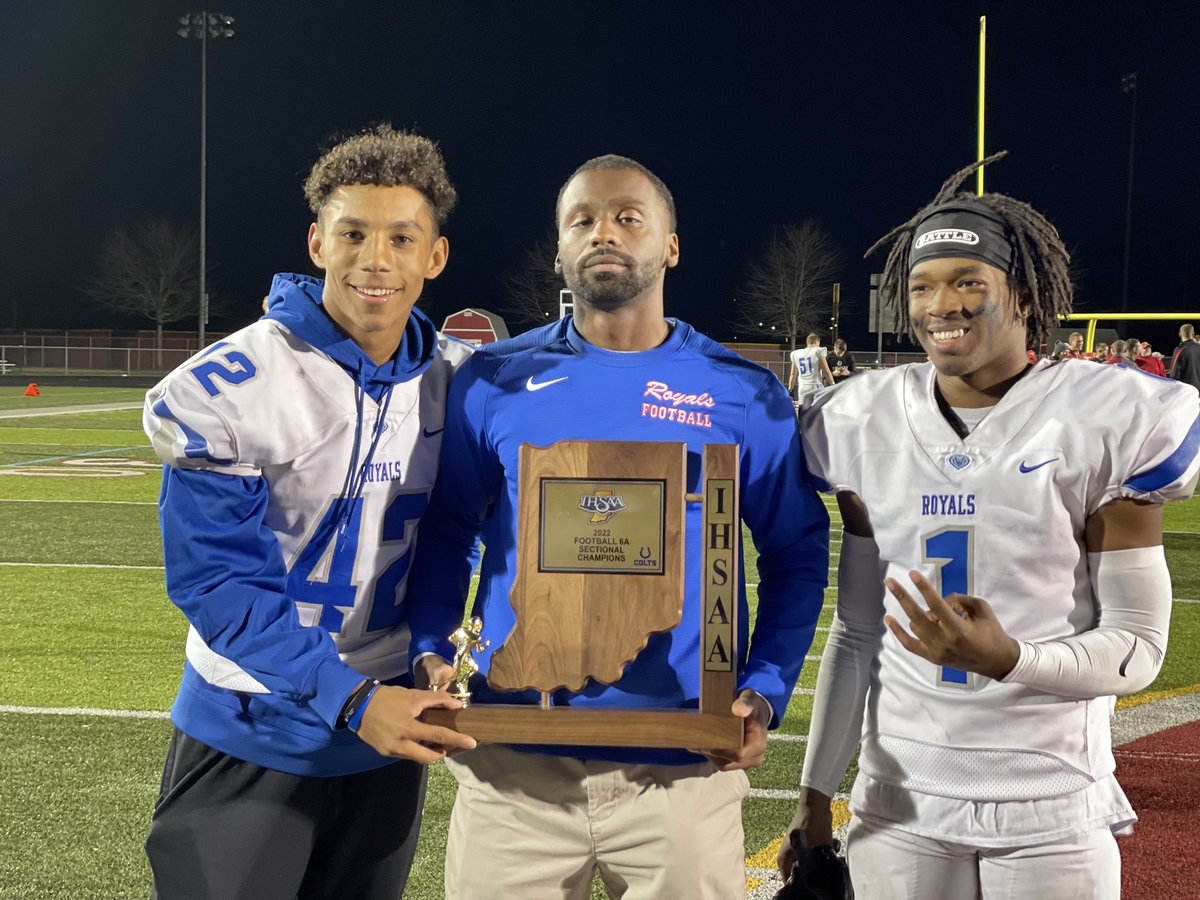 _AntoineLewis's tweet photo. The memories and relationships we built is special! Thank you to @HSEFootball for allowing me to help develop an excellent group of young men. Go bring home that state title this year🏆 https://t.co/fEc3wRMt51