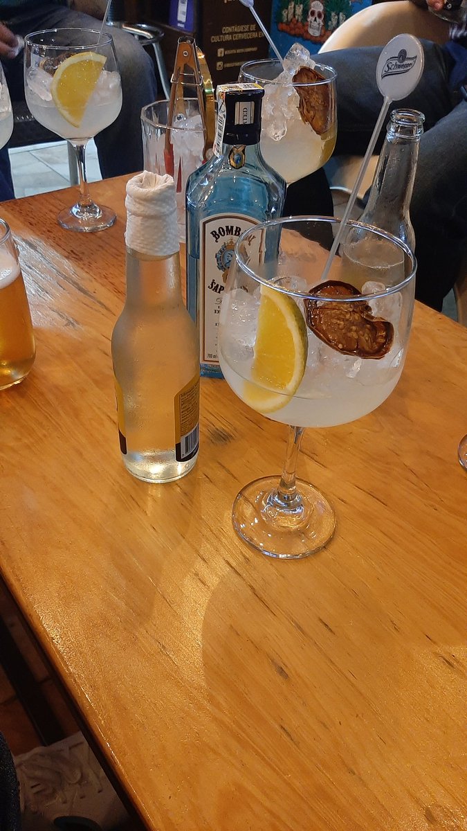 jonamape's tweet image. Seguimos #BombaySapphire