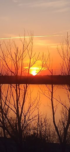A beautiful spring day here &amp; this evening's #OttawaRiverSunset was a real beauty (couldn't decide which photo to post - random pick)

#GloryToGod 

#Ottawa
#OttawaRiver
#ShareYourWeather