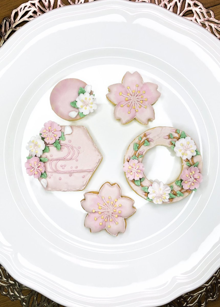 I decorated these fun little #sakura themed sugar cookies over a year ago. 

1年以上前に、この小さな #桜 をテーマにしたシュガークッキーをデコレートしました。
#アイシングクッキー #アイシングクッキー作り #お菓子 #スウィーツ #cookiedecorating #icingcookies #royalicingcookies #sweets