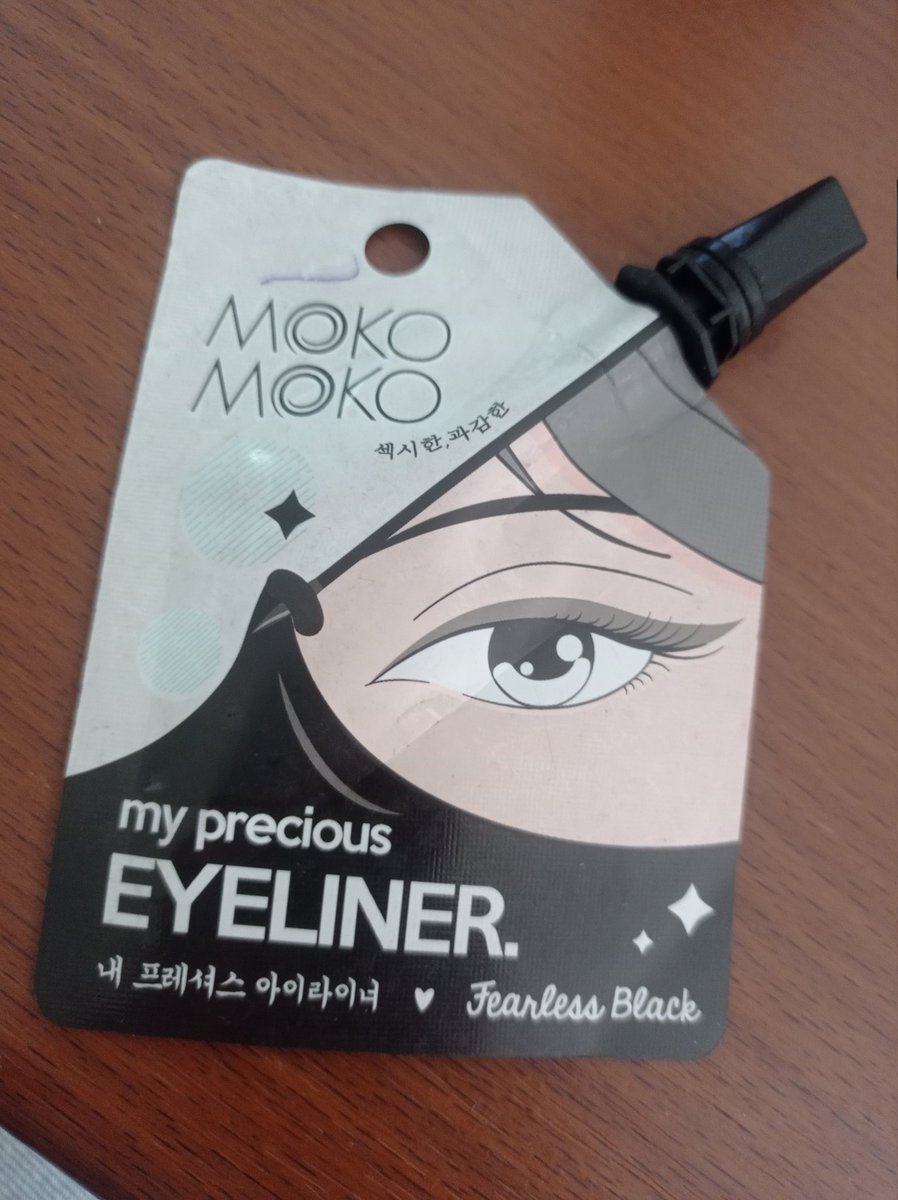 Ini jugaaa! Penyelamat bgt dikala lupa bawa eyeliner utama! Ada dijual di alfa. Pros nya dia enak dbw kmn2, murmer, aplikatornya enakk dipake. Consnya, gampang bleberan klo ga pande makenya :(