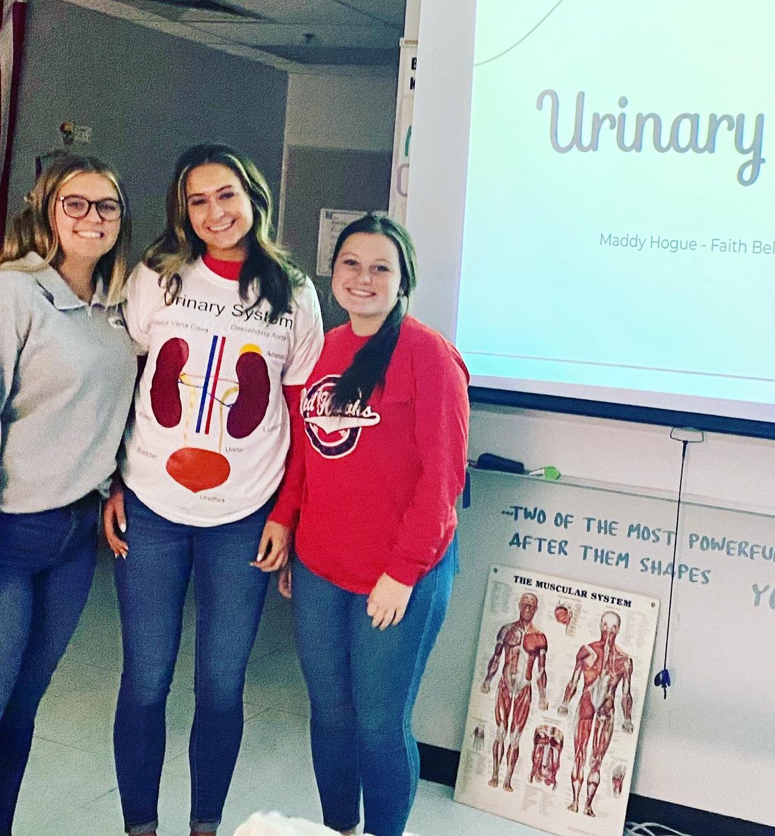 Students going the extra mile making t-shirts! Woot! <a href="/creekwoodhs/">Creek Wood HS</a> <a href="/DCS_CTE/">Dickson County Schools CTE</a>