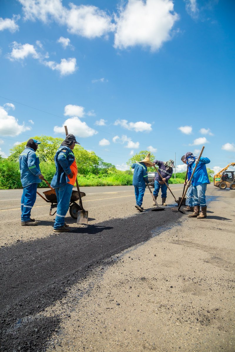 ManabiV's tweet photo. La Empresa Pública Manabí Vial contribuye de manera permanente en la seguridad vial, periódicamente estamos realizando trabajos de bacheo, con mezcla asfáltica, en la vía Montecristi-Colisa, actualmente estamos a la altura del Km. 5+000.

@Leoorlandoa 
@PrefecturManabi https://t.co/WQxipX7DyA