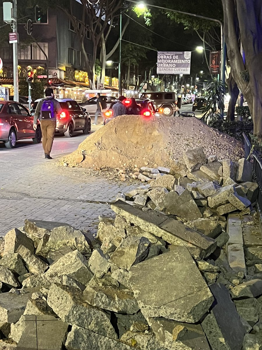 vecinos_juarez's tweet photo. AVANCE CERO Hamburgo mugrero  apesta a caño, polvo por todos lados ningún responsable que atienda vecinos los trabajadores valiéndoles madre en cel ,sentadotes haciéndose pen dejos !Rt a la cuevas que nos bloqueo no le gustan las verdades @AlcCuauhtemocMx  #SANDRACUEVASALCALDESA https://t.co/MQ5d0A9LJY