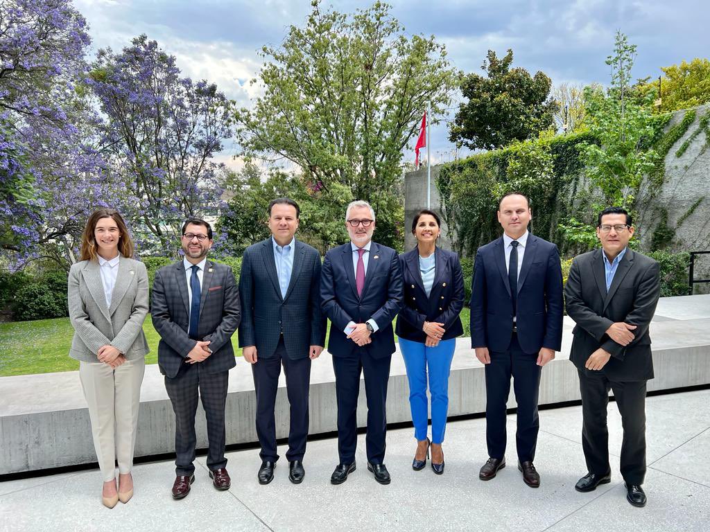 🇨🇭🇲🇽 Hoy tuve un encuentro con el embajador de Suiza en México <a href="/PPiffaretti/">Pietro Piffaretti</a> y su equipo; les llamó la atención el alto nivel de profesionistas que tenemos y las oportunidades de inversión para nuevas empresas. 

Los invitamos para que visiten #Durango y constaten su potencial 💪