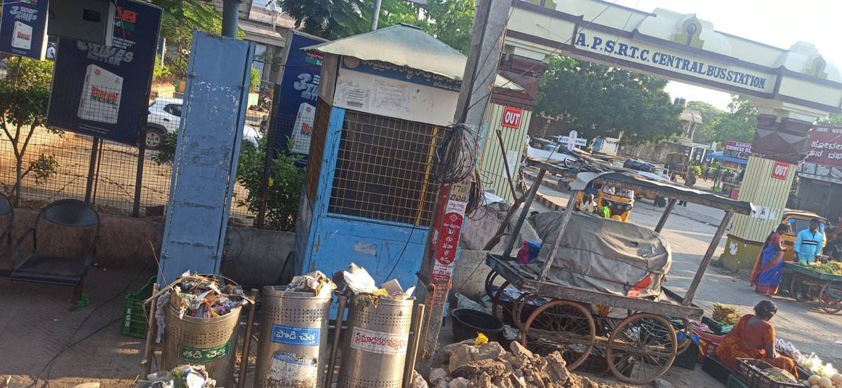 KNagadhara's tweet photo. @MCTTirupati  చాలా బాధాకరమైన విషయం... Apsrtc ఎంట్రెన్స్ లో బస్ స్టాప్ వద్ద ఉన్న చేత.... దయచేసి clean చేపించండి ... చాలా చోటులో ఇలాగే ఉంది. Releted officers please 🙏🙏🙏 https://t.co/s3MVOkzERD
